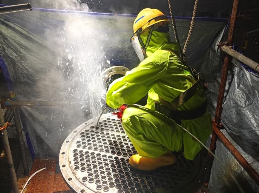 HE Cleaning with Hydroblaster at ZA III Plant 1 Turnaround, Petrokimia Gresik