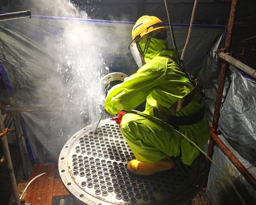 HE Cleaning with Hydroblaster at ZA III Plant 1 Turnaround, Petrokimia Gresik